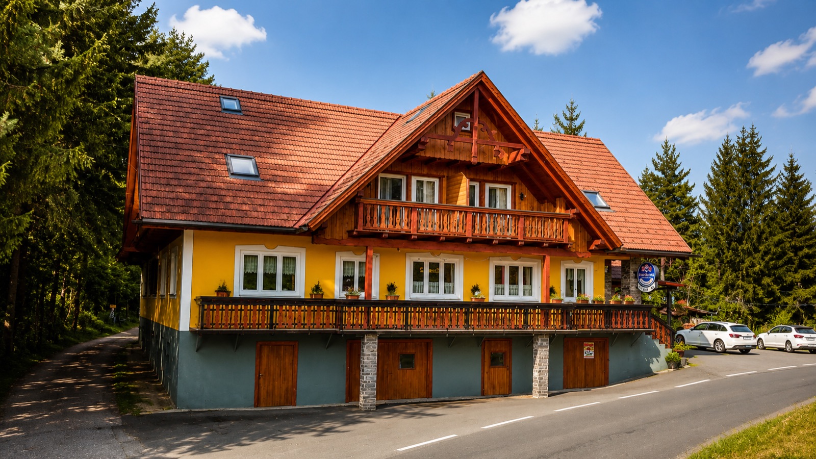 Alpengasthof Strutz Haupthaus von der Straße — Anfahrt aus dem Sulmtal