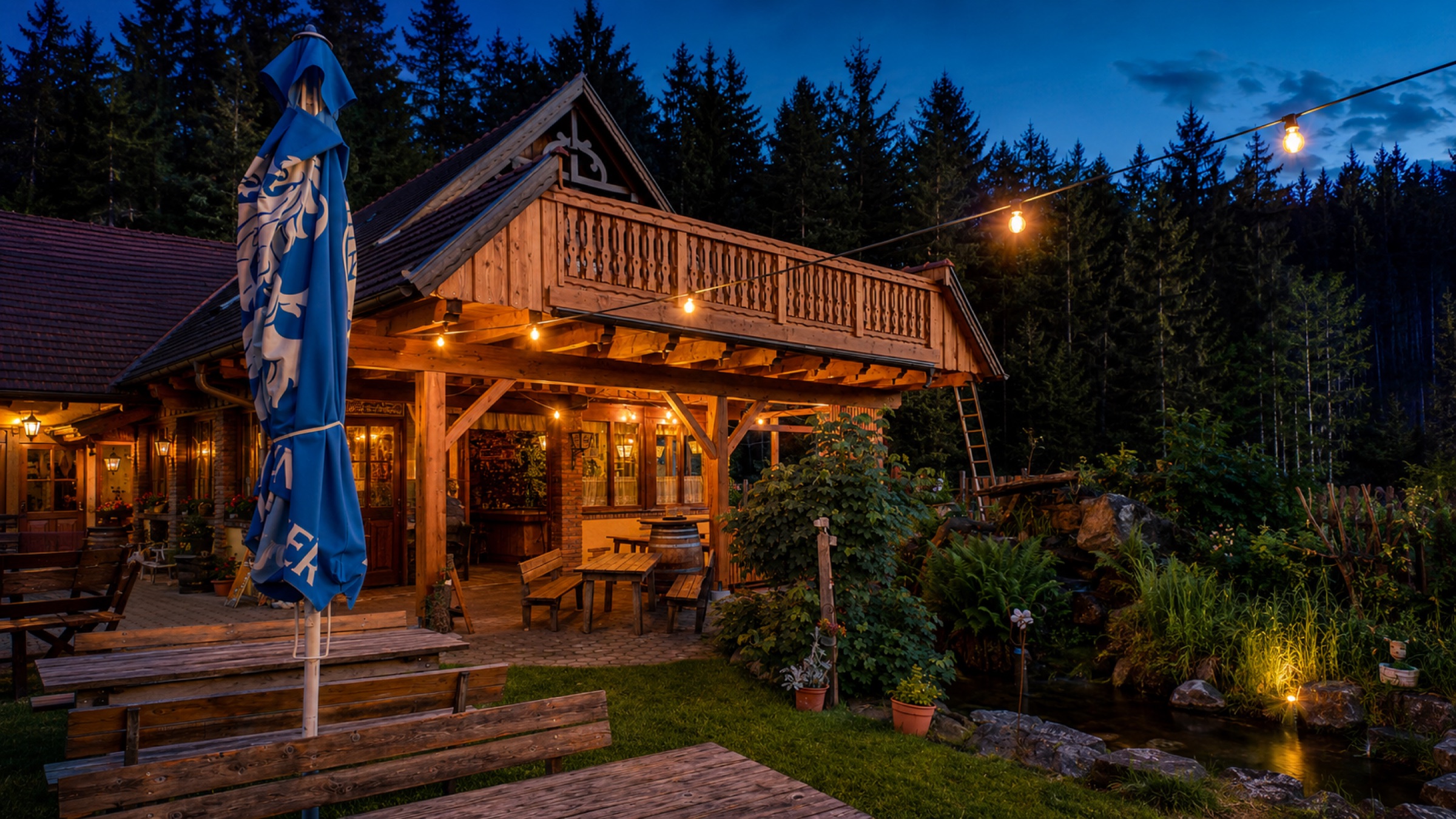 Wintergarten mit Holztischen — Alpengasthof Strutz
