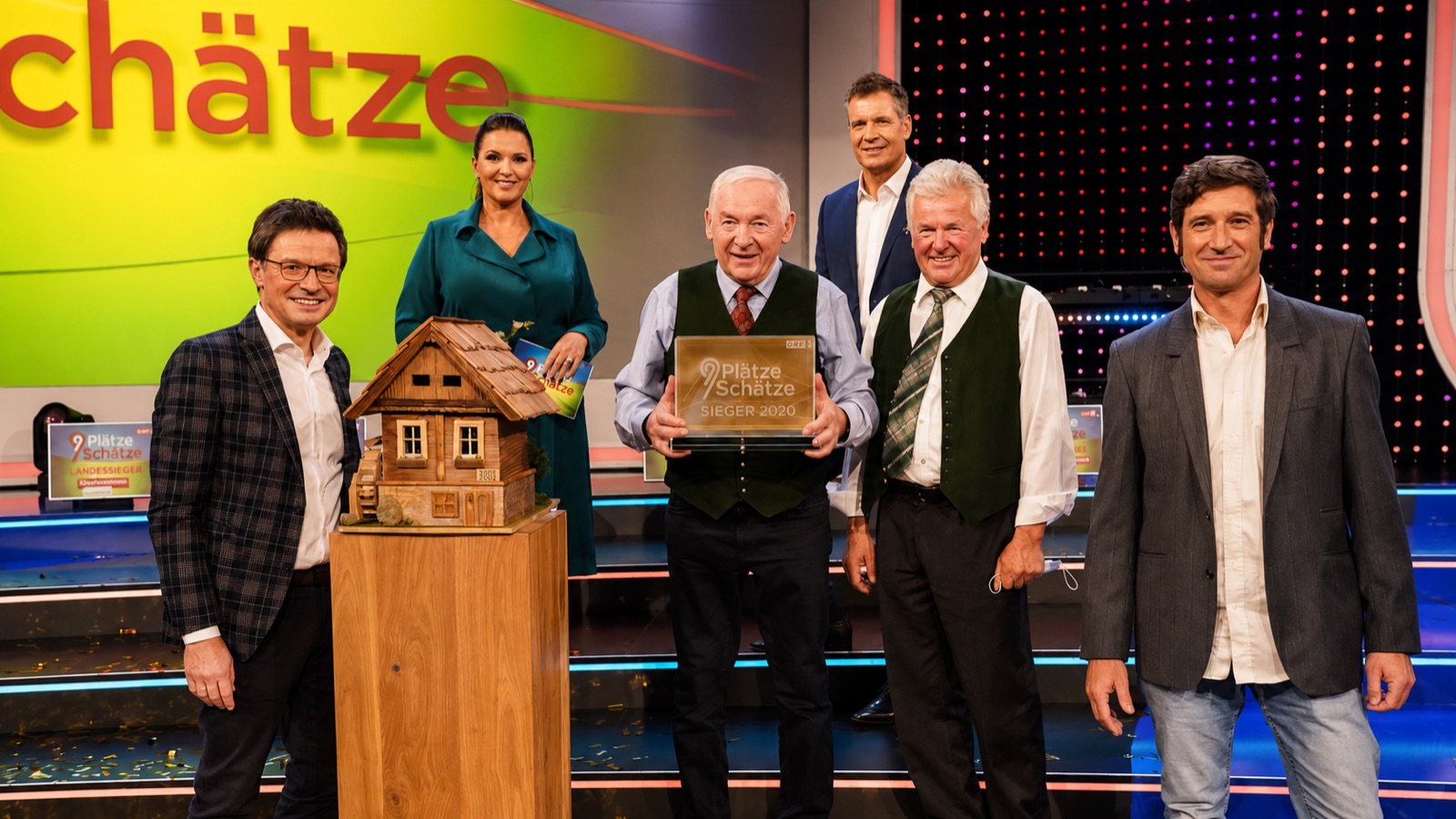 Mühlen-Peter im ORF-Studio mit der Sieger-Trophäe