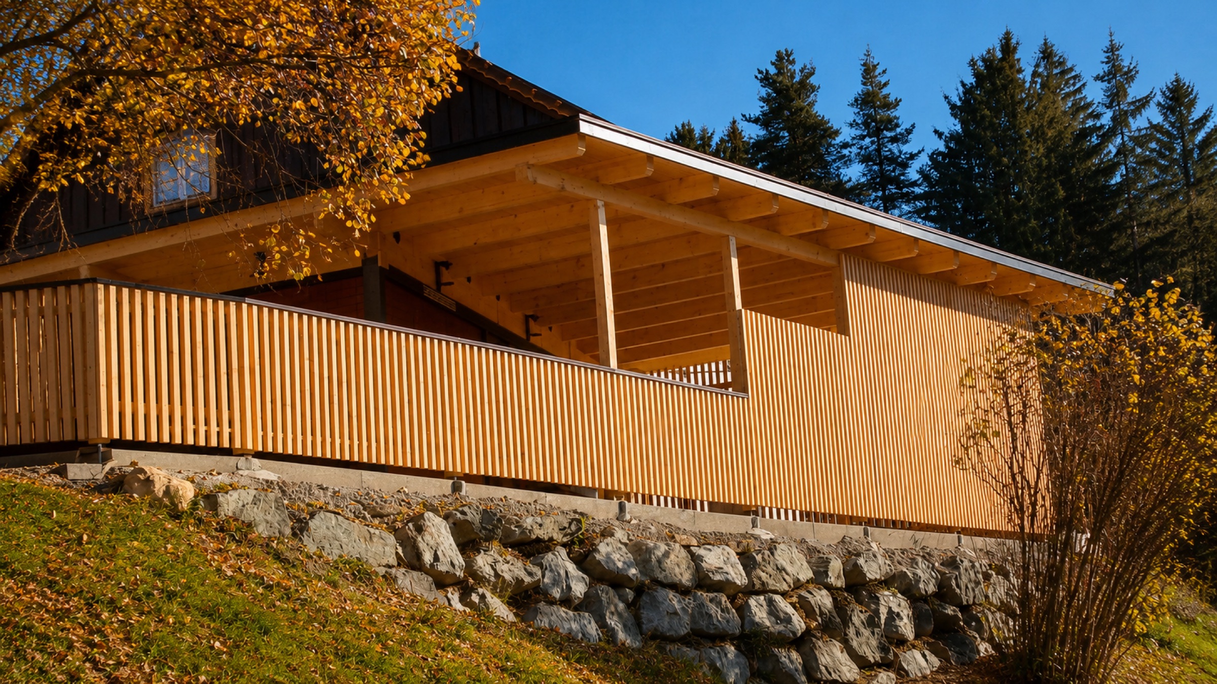 Lärchen-Fassade im Herbst
