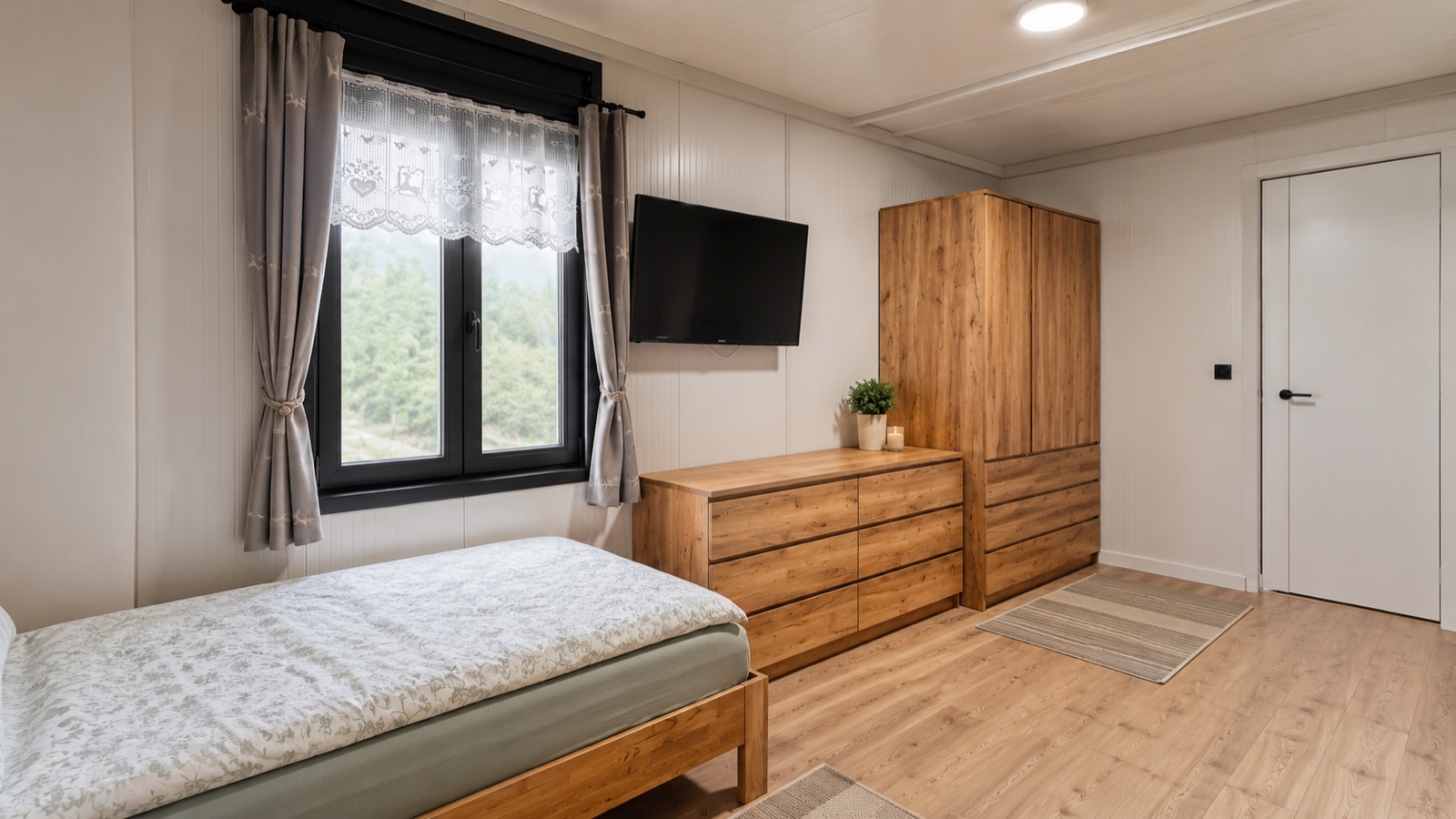 Schlafzimmer mit Fernseher bei Tageslicht