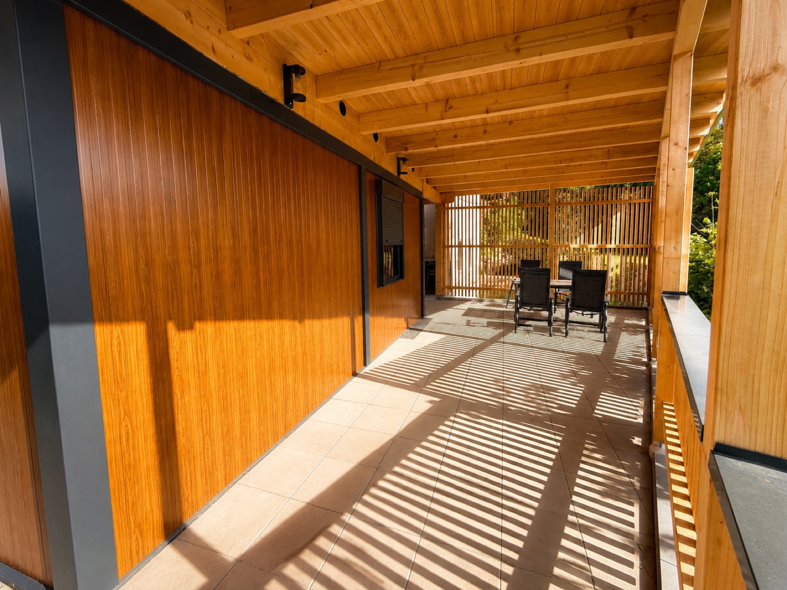 Terrasse im Schatten der Lärche