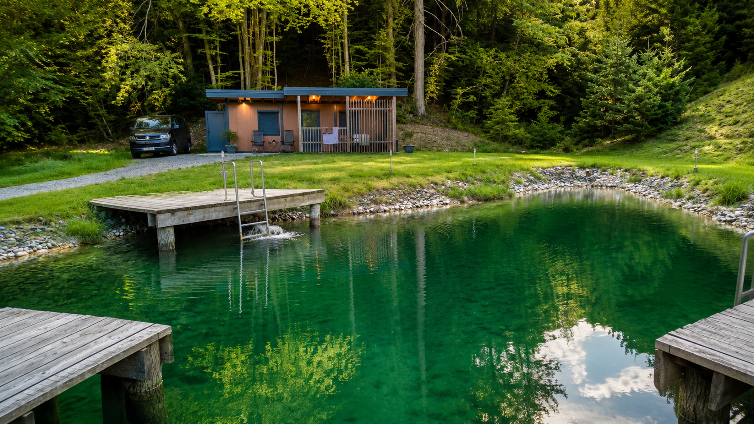 Abendstimmung am Tiny House mit Brunnen