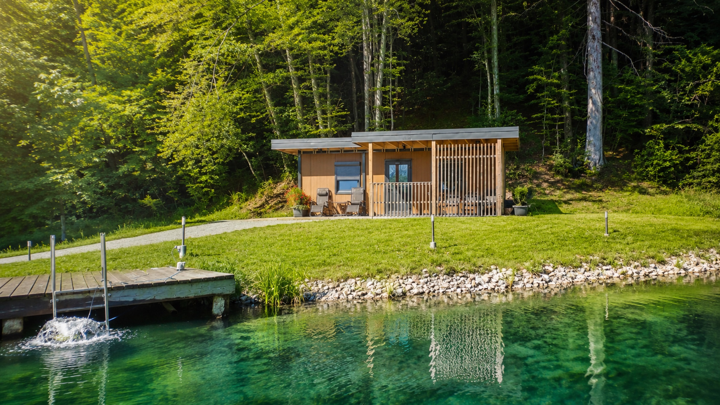 Tiny House am Teich im Sommer — Alpengasthof Strutz